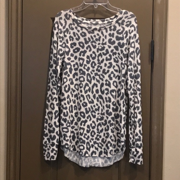 Leopard print pullover light weight material, adult XS excellent condition - Picture 1 of 5